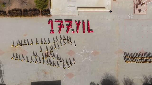 Kayserili öğrenciler polis teşkilatının kuruluşunun yıl dönümünü koreografi ile kutladı