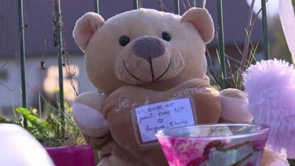 Fleurs et dessins devant l'école en hommage au petit Mathias