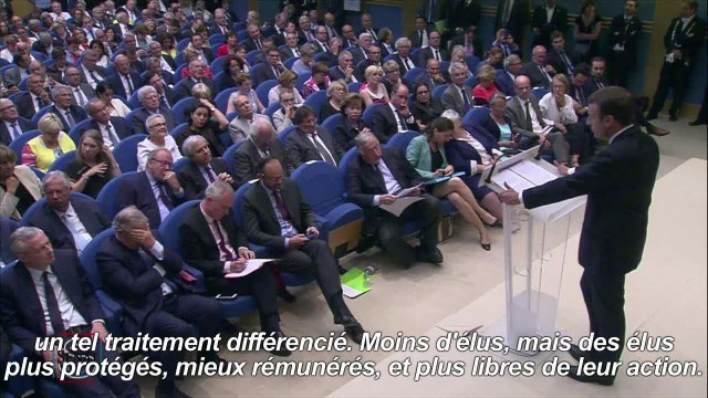 Collectivités : Macron veut moins d'élus locaux