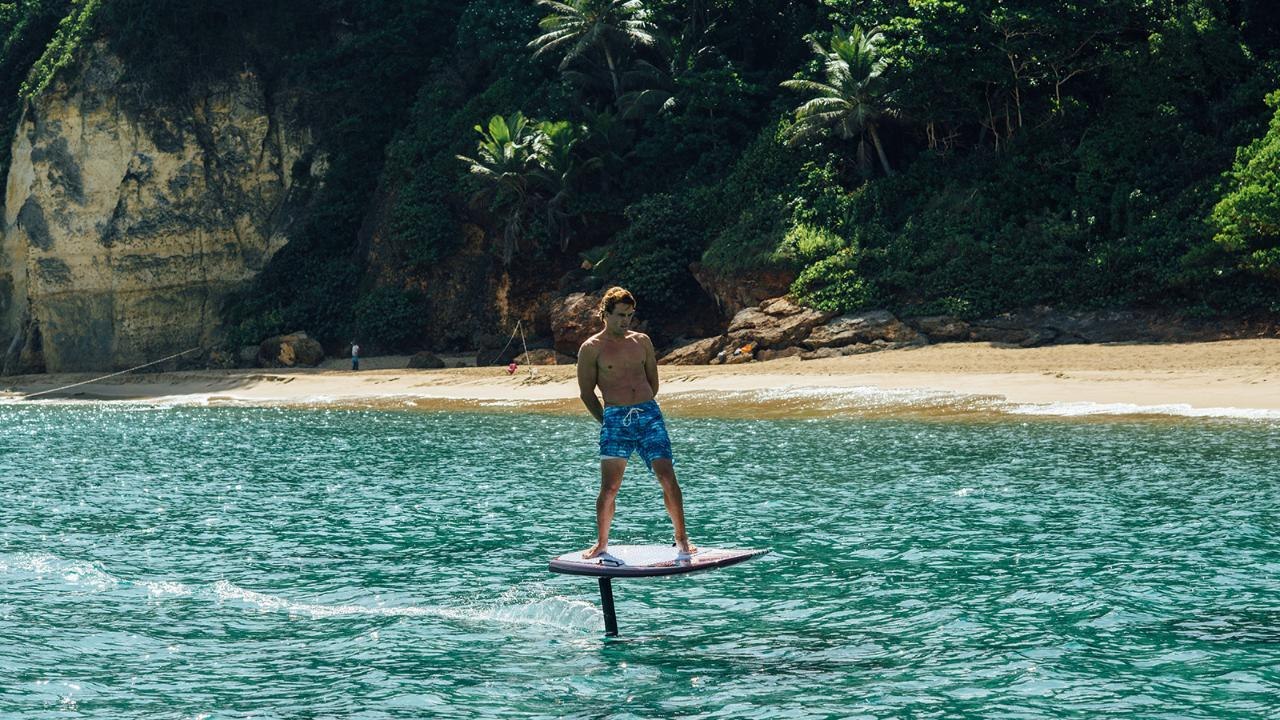 eFoil : le surf électrique qui vole au-dessus de l’eau