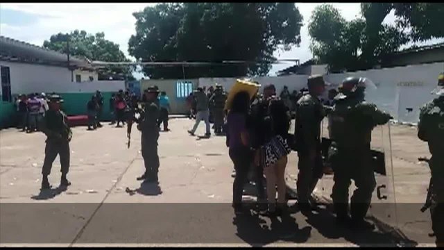 Venezuela: Les familles préparent les cercueils des 37 morts