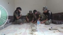 Plats faits maison et glaces pour les combattants à Raqa