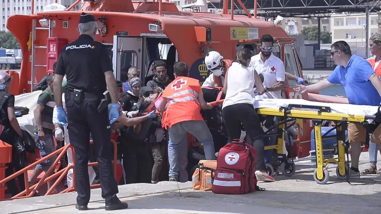 Les gardes-côtes espagnols portent secours à des migrants