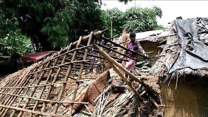 Des abris de fortune pour les victimes des inondations au Népal