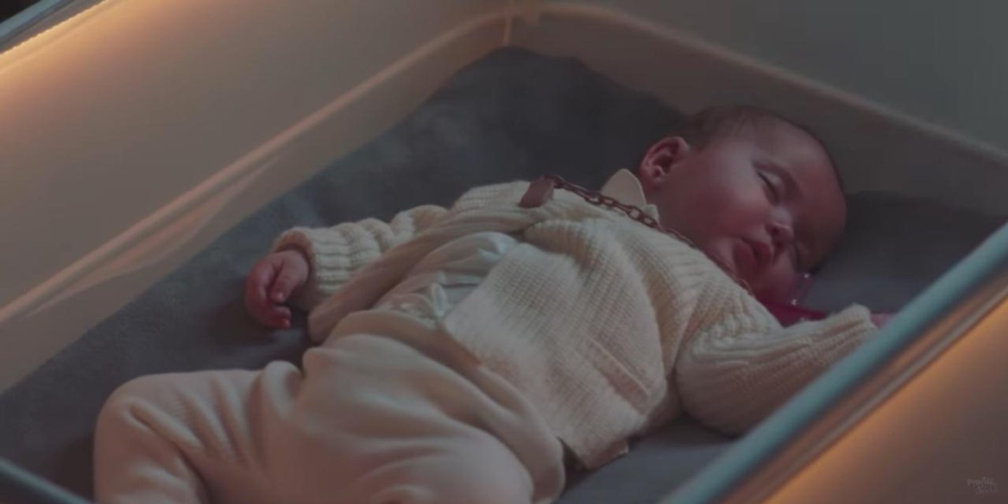 Ce berceau connecté pour bébé inventé par Ford simule un trajet en voiture