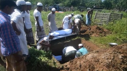 Bangladesh: des bénévoles enterrent les Rohingyas morts en mer