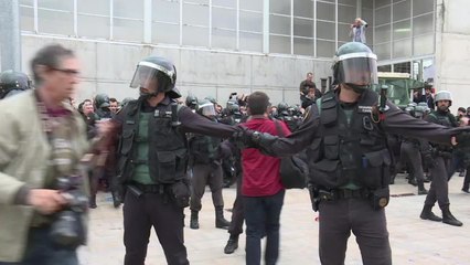Référendum catalan: la police bloque les bureaux de vote