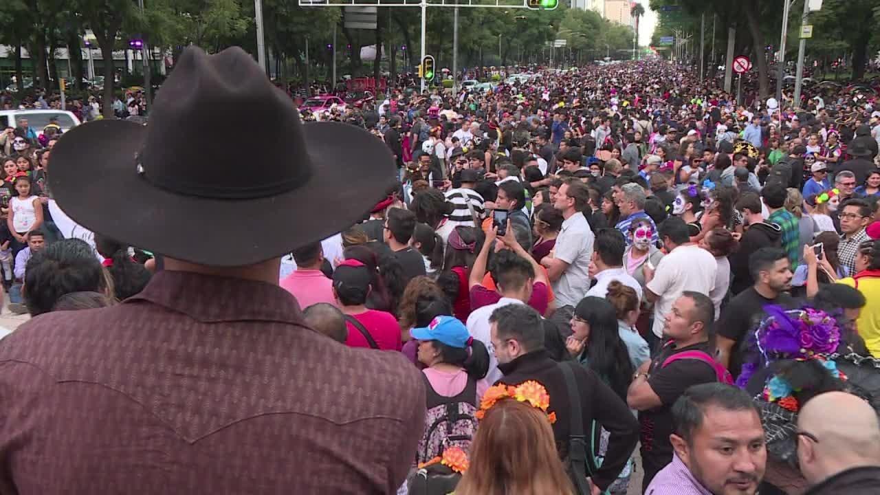 Mexique: défilé à Mexico à l'approche du Jour des morts