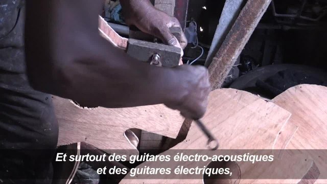 Socklo, luthier à Kinshasa: une vie pour la musique congolaise
