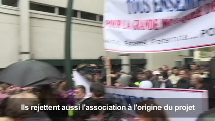 Des élus tentent d'empêcher une prière de rue à Clichy (92)