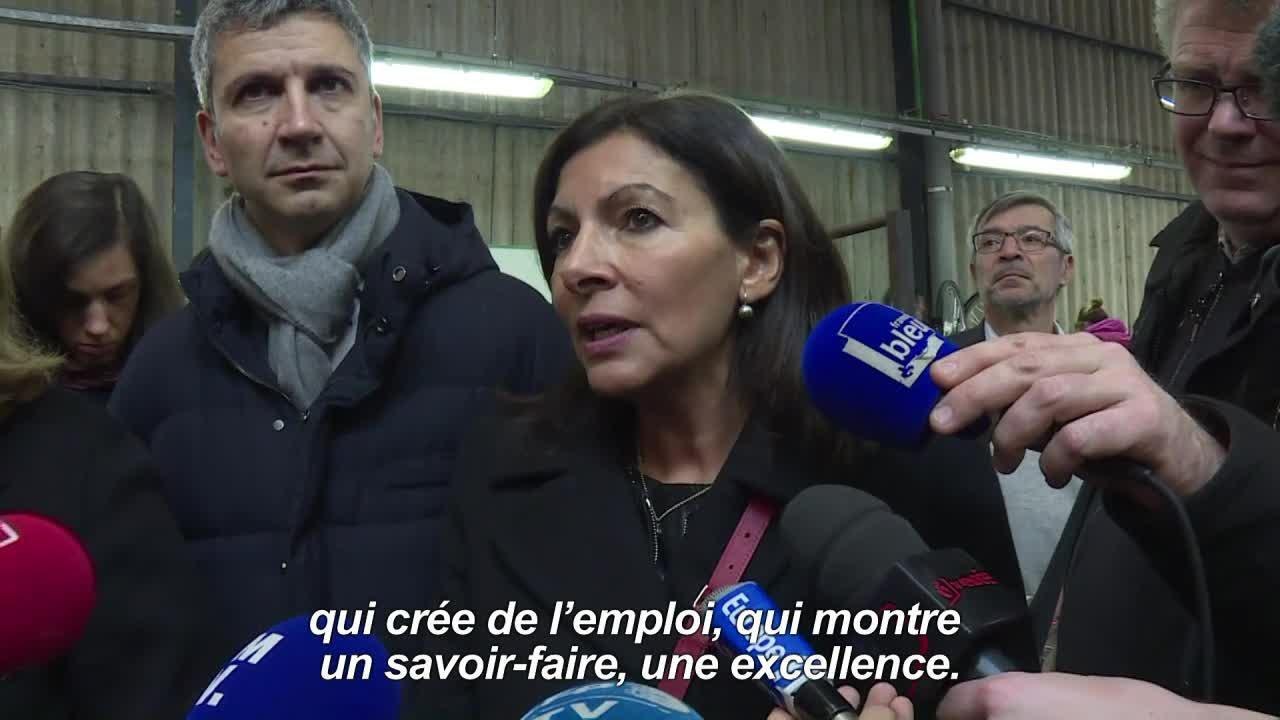Hidalgo visite l'usine de fabrication des Vélib électriques