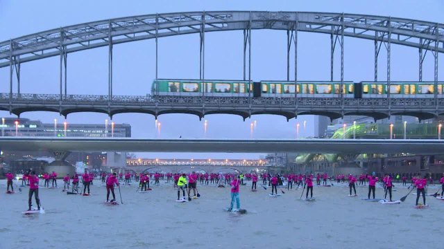 700 participants à une course de stand-up paddle sur la Seine