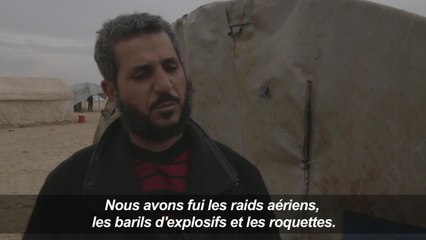Des déplacés syriens trouvent refuge dans un camp de fortune