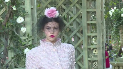 Haute couture: défilé Chanel au Grand Palais à Paris