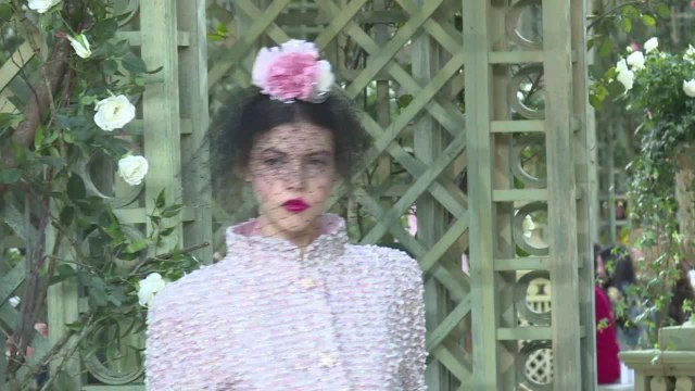 Haute couture: défilé Chanel au Grand Palais à Paris