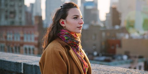 Ces oreillettes connectées traduisent rapidement les paroles de votre interlocuteur(trice)