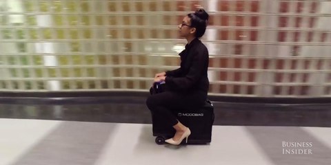 Cette valise motorisée vous permet de rouler à 3,5 km/h dans les couloirs des aéroports