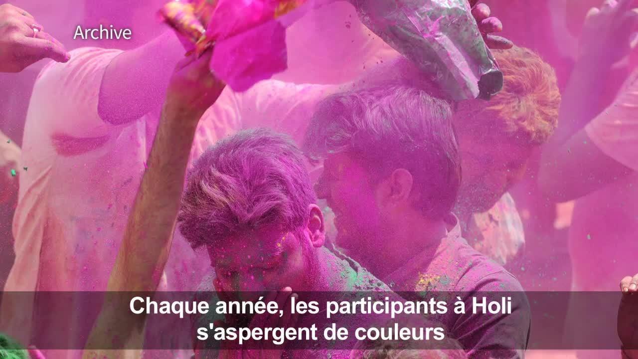Des ouvriers indiens préparent les poudres colorées pour Holi