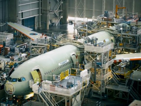 Regardez cet Airbus A330 être assemblé morceau par morceau