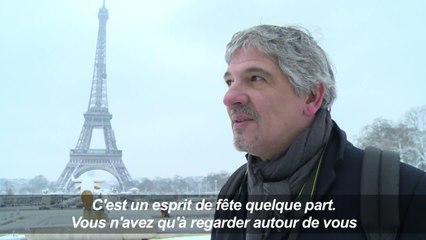 Neige à Paris: les touristes se régalent face à la Tour Eiffel