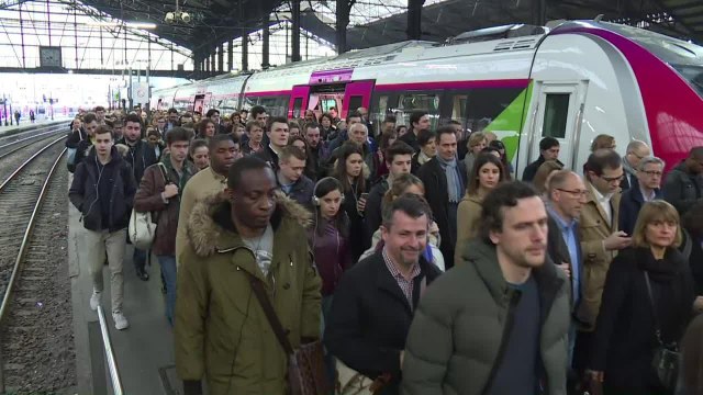 Grève SNCF: paroles d'usagers gare Saint-Lazare