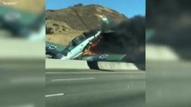 Un avion de la seconde guerre mondiale s'embrase sur une autoroute