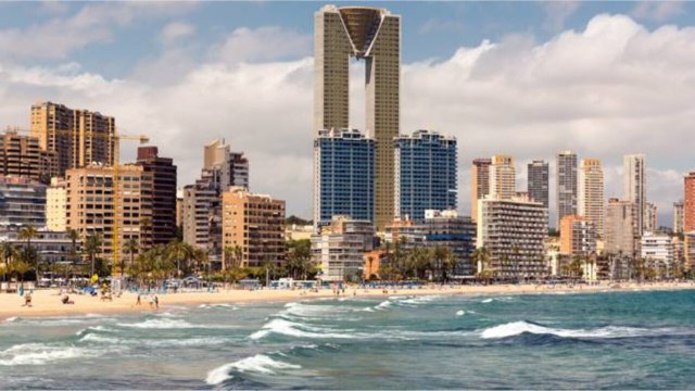 Une station balnéaire espagnole propose des forfaits tout inclus à prix cassés pour relancer le tourisme