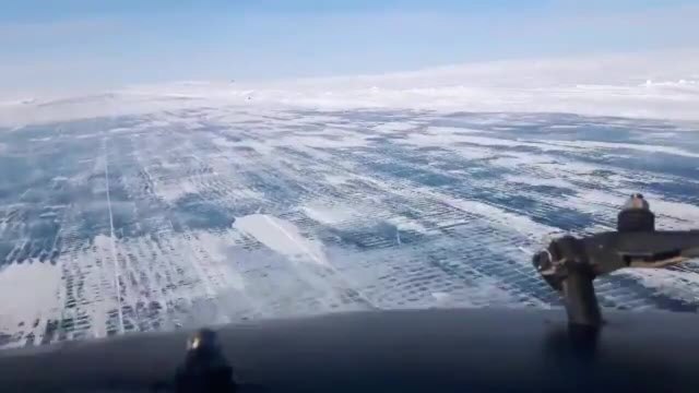 Atterrissage d’un Boeing 737 sur une piste de glace
