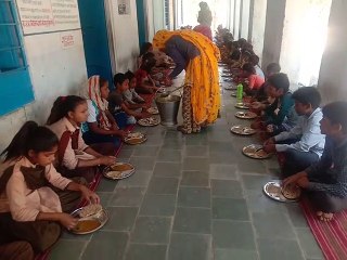 दौसा... बरती सतर्कता: पहले परिजनों ने चखा, फिर बालकों ने खाया पोषाहार