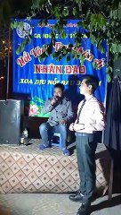 Danh ca Ngọc Sơn hát cùng người khiếm thị bên lề đường