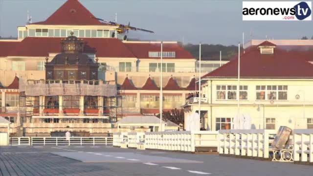 Il se pose en avion sur une jetée