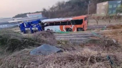 중부고속도로에서 통근버스 가드레일 넘어...5명 부상 / YTN