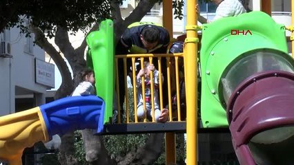 Son dakika: OYNARKEN İKİ BACAĞI DEMİR PARMAKLIKLARA SIKIŞAN ÇOCUĞU İTFAİYE KURTARDI