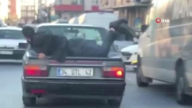 İstanbul'da tehlikeli yolculuklar: Biri otomobilin üzerine yattı, biri oturdu, diğeri malzemeleri dışarıya sarkıp tutmaya çalıştı