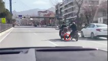 Akan trafikte motosiklet sürücüsü bir diğer motosiklet sürücüsünü ayağıyla itmeye çalıştı