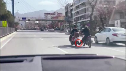 Descargar video: Akan trafikte motosiklet sürücüsü bir diğer motosiklet sürücüsünü ayağıyla itmeye çalıştı