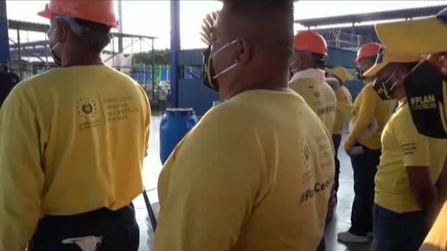 El Salvador utiliza a presos para limpiar de las calles los grafitis de las bandas violentas