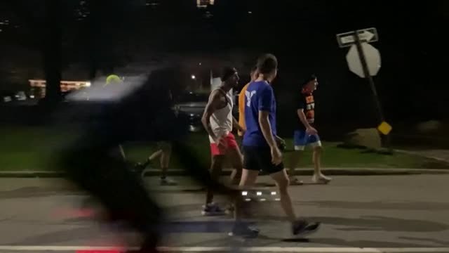 Un corredor pulveriza el récord de vueltas alrededor de Central Park para ayudar a Ucrania