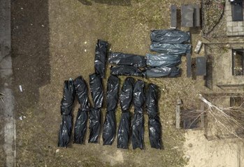 Bucha'da evlerden çıkarılan 28 ceset mezarlığa götürüldü