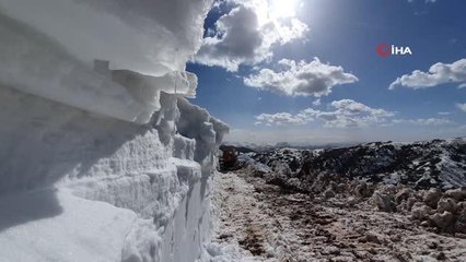 Gümüşhane'de 4 metreyi aşan kar kütleleriyle mücadele sürüyor