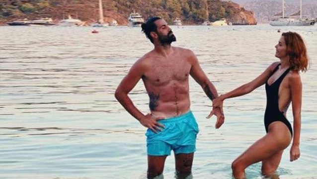 Volkan Demirel'in eşi, paylaştığı taytlı fotoğraflarıyla sosyal medyayı kasıp kavurdu