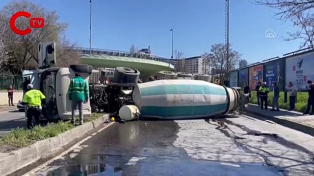 Kartal'da virajı alamayan beton mikseri yola devrildi