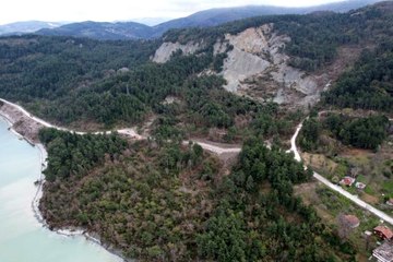 Kar sularının erimesiyle dağın büyük bölümü kaydı, yol ulaşıma kapandı