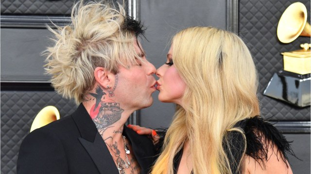 VOICI : Avril Lavigne fiancée à Paris : qui est son futur mari, le musicien Mod Sun ?