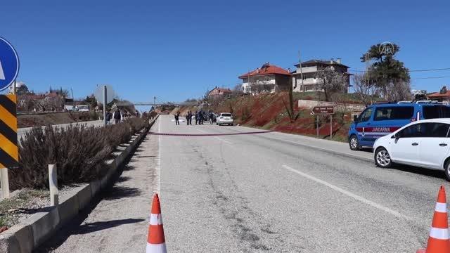 Cipe çarparak devrilen hafif ticari araçtaki 2 kişi öldü