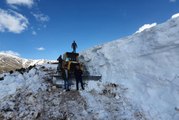 Gümüşhane'de yer yer 4 metreyi bulan karla mücadele çalışmaları sürüyor
