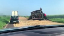 Acidente envolvendo carretas deixa BR-467 tomada por grãos