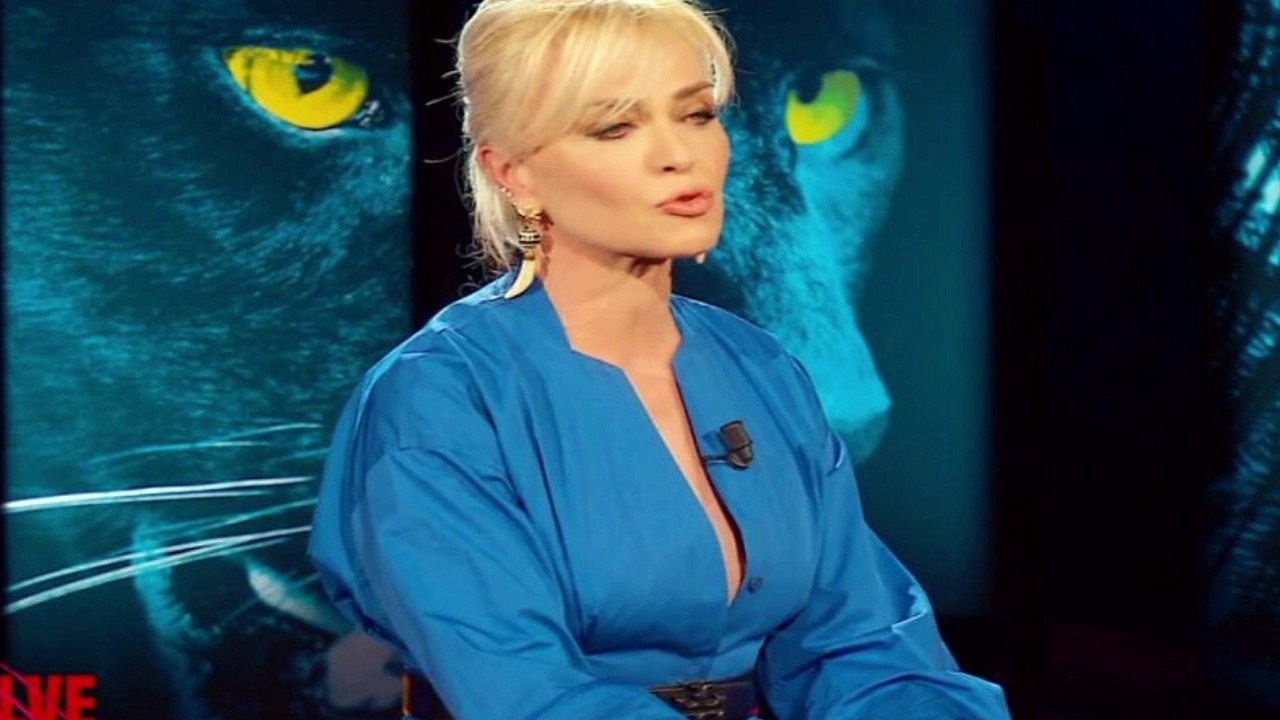 “Gianni Sperti è gay”. Paola Barale la domanda a bruciapelo poi la frecciatina all’ex marito