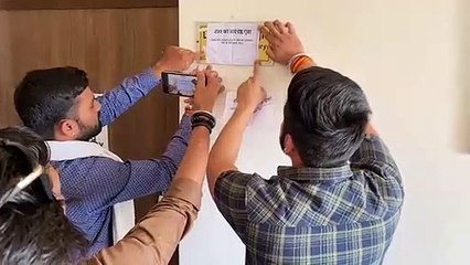 अभाविप कार्यकर्ताओं ने लगाए पोस्टर