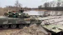 شاهد: وزارة الدفاع الروسية تنشر فيديو لدبابات تعبر نهراً في أوكرانيا
